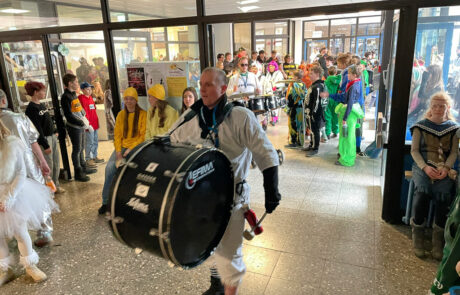 Schmotziger Donnerstag 21 Guggenmusiker mit Trommel