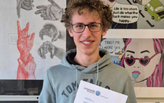 Simon Müther im Büro von Schulleiter Jürgen Pach