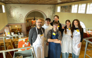 Die Schülerinnen und Schüler des Leistungskurses Religion mit ihrem Lehrer in der Schwenninger Vesperkirche