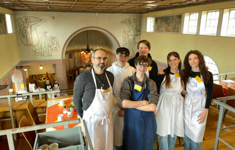 Die Schülerinnen und Schüler des Leistungskurses Religion mit ihrem Lehrer in der Schwenninger Vesperkirche