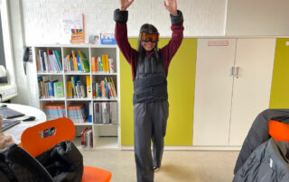 Schülerin mit dem Altersanzug der AOK