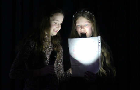 Leserinnen des Schattentheaters der 5b