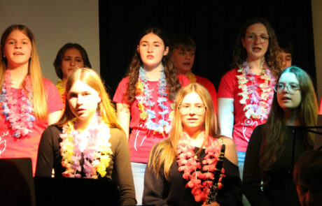 Der Schulchor, verstärkt durch den Grundkurs Musik