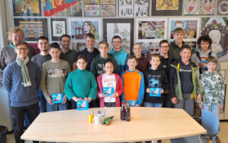 Alle Teilnehmer und Teilnehmerinnen im Büro von Schulleiter Jürgen Pach