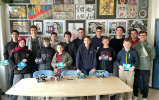 Die Teilnehmerinnen und Teilnehmer an den RoboCup German open im Büro von Schulleiter Jürgen Pach