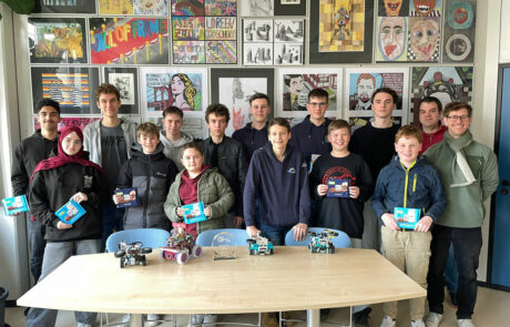 RoboCup German open Foto 1 Die Teilnehmerinnen und Teilnehmer an den RoboCup German open im Büro von Schulleiter Jürgen Pach