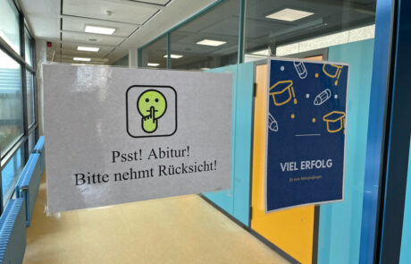Ein Schild bittet die Schülerinnen und Schüler des Gymnasiums Spaichingen um Rücksichtnahme auf die Abiturientinnen und Abiturienten