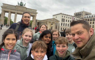 Die Mannschaft des Gymnasiums Spaichingen und ihre beiden Betreuer vor dem Brandenburger Tor