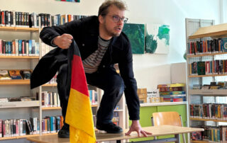 Schauspieler Tino Leo führt in der Mediathek des Gymnasiums Spaichingen sein Stück "Einigkeit und Recht und Freiheit" auf.