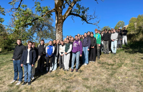 Wandertag Foto 2 Schülerinnen und Schüler auf dem Hohenkarpfen