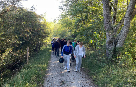 Wandertag Foto 2 Schülerinnen und Schüler auf einem Feldweg