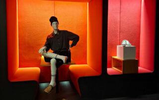 Sitzende Figur