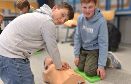 Erste-Hilfe-Puppen Foto 1 Zwei Schüler üben an einer Erste-Hilfe-Puppe die Wiederbelebung