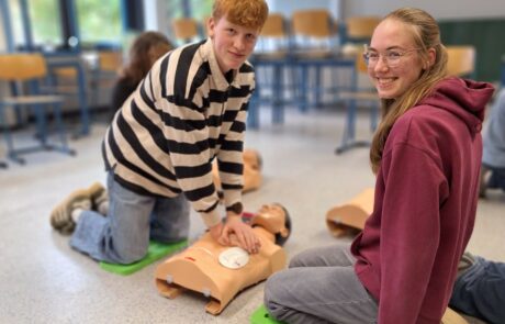 Erste-Hilfe-Puppen Foto 2 Ein Schüler und eine Schülerin üben an einer Erste-Hilfe-Puppe die Wiederbelebung