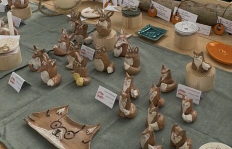 Der Stand des Kunst-Kurses mit selbst gestalteter Keramik